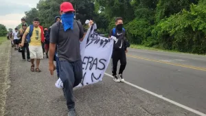 Personas migrantes avanzan por carretera en la frontera sur de Chiapas