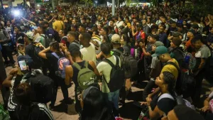 Personas migrantes avanzan por la ruta costera de Chiapas