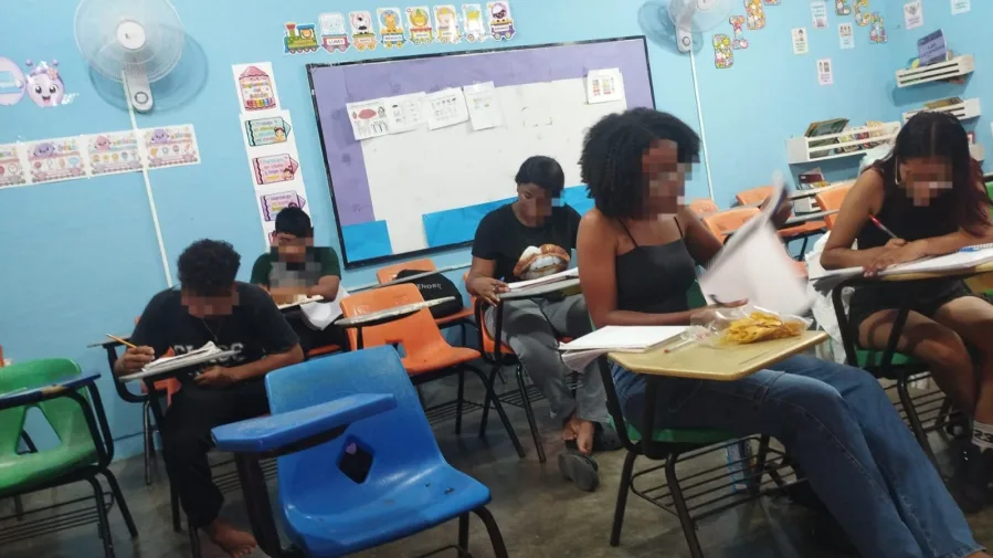 Personal y estudiantes del Centro de Educación Básica para Adultos en Tapachula