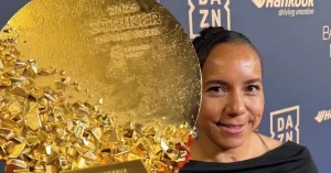 Charlyn Corral recibe el reconocimiento a mejor delantera del año en la gala del Balón de Oro 2026
