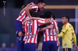 Jugadores de Chivas y América disputan el Clásico Nacional amistoso en Oakland