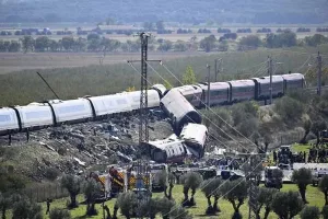 Equipos de emergencia en la zona del choque ferroviario de Toledo