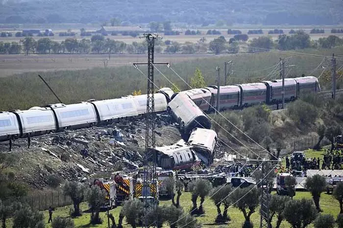 Equipos de emergencia en la zona del choque ferroviario de Toledo