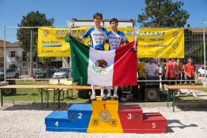 Ciclistas del A.R. Monex Pro Cycling Team durante su temporada 2026 en Europa