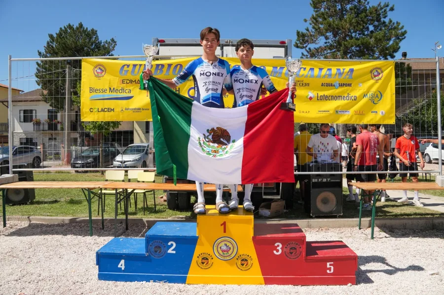 Ciclistas del A.R. Monex Pro Cycling Team durante su temporada 2026 en Europa