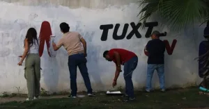 Ciudadanos retiran propaganda política en una colonia de Tuxtla Gutiérrez