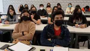 Estudiantes con cubrebocas en un plantel educativo de Tuxtla Gutiérrez