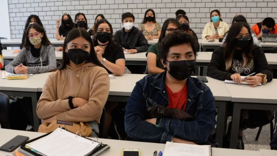 Estudiantes con cubrebocas en un plantel educativo de Tuxtla Gutiérrez