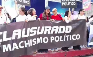 Colectivas feministas protestan frente a la sede estatal del PAN en Tuxtla Gutiérrez