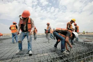 Trabajadores y maquinaria en una obra de construcción