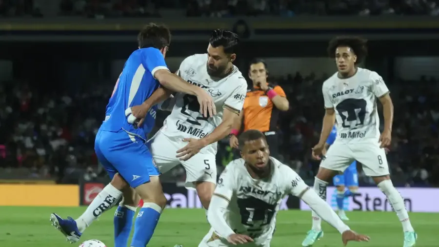 Jugadores de Pumas y Cruz Azul disputan el balón en Ciudad Universitaria