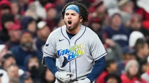 Jonathan Aranda celebra con Tampa Bay durante la postemporada de las Grandes Ligas