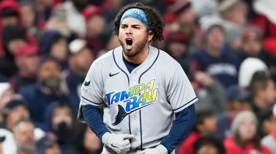Jonathan Aranda celebra con Tampa Bay durante la postemporada de las Grandes Ligas