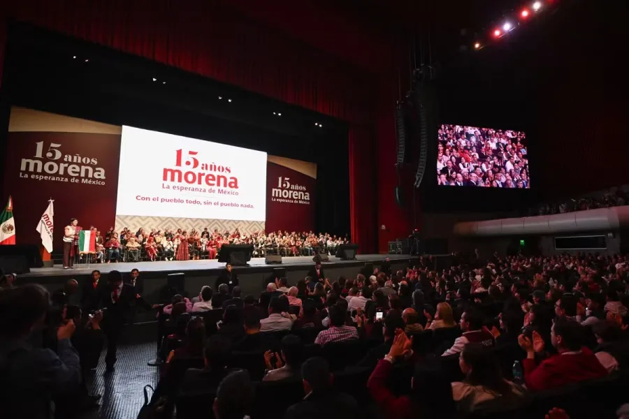 Eduardo Ramírez durante la celebración de los 15 años de Morena en el Auditorio Nacional