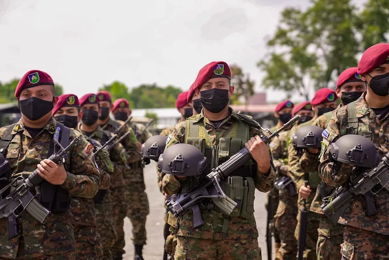 Militares salvadoreños de fuerzas especiales