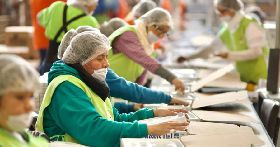 Trabajadores en una planta industrial mexicana durante una jornada de producción