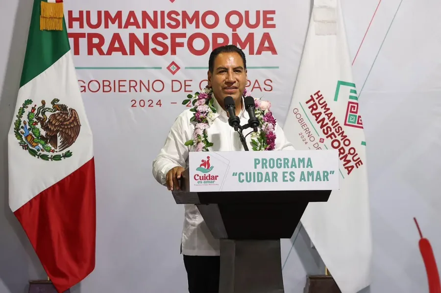 Entrega de tarjetas del programa Cuidar es Amar a personas cuidadoras en Tapachula