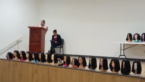 Presentación de pelucas oncológicas durante la entrega en Tapachula