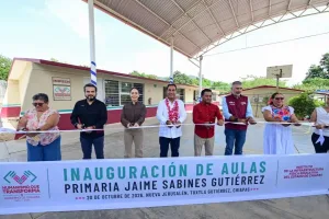 Autoridades y comunidad escolar durante la inauguración de obras en la primaria Jaime Sabines Gutiérrez de Tuxtla Gutiérrez