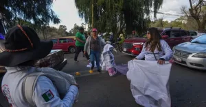 Familias buscadoras durante el bloqueo de la carretera México-Toluca