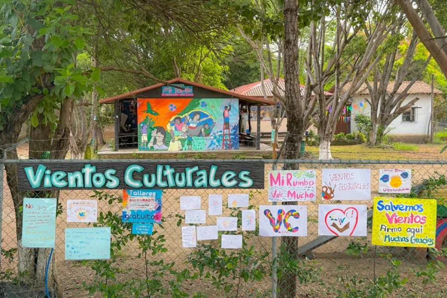 Niñas, niños y familias colocan mensajes frente al Centro Cultural Mi Rumbo en Tuxtla Gutiérrez