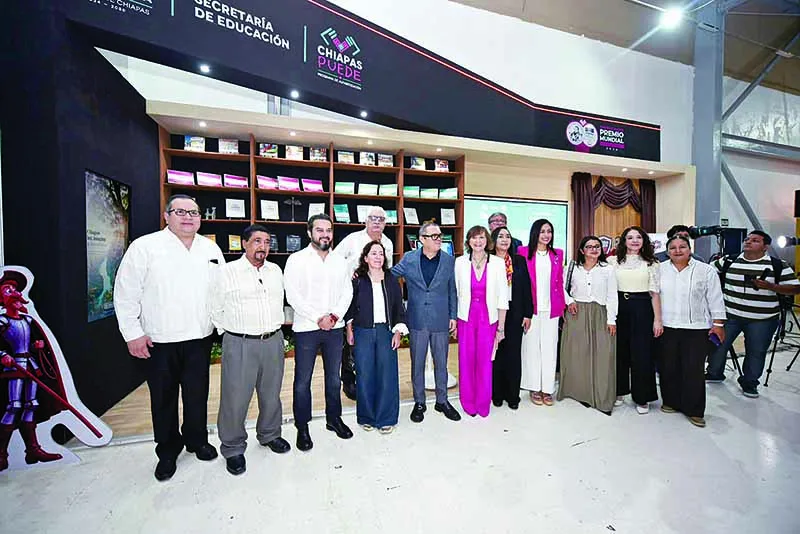 Autoridades y representantes editoriales durante la Feria Internacional del Libro de la UNACH en Tuxtla Gutiérrez