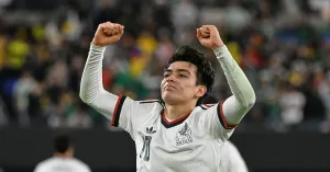 Gilberto Mora durante un partido con la Selección Mexicana