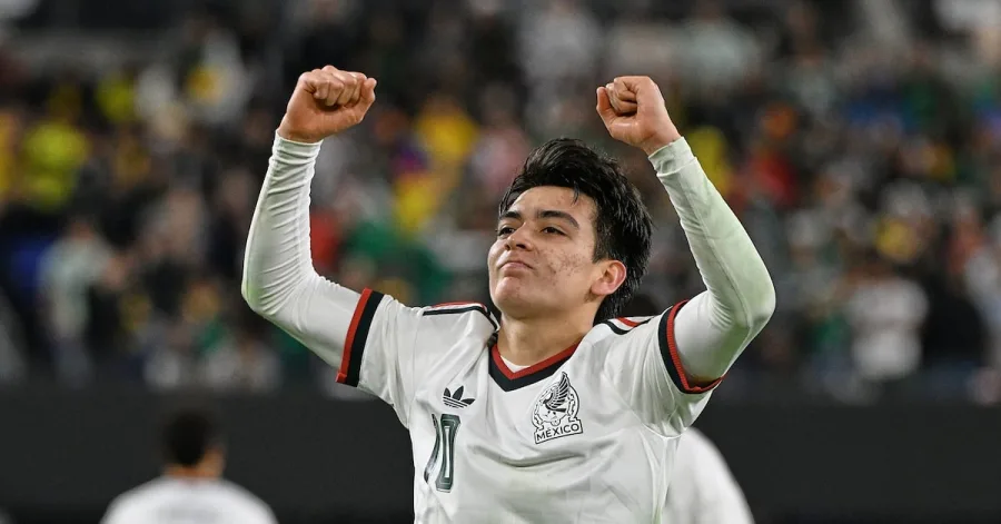 Gilberto Mora durante un partido con la Selección Mexicana