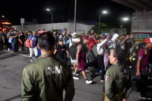 Personas migrantes reciben alimentos durante su estancia en Tapachula