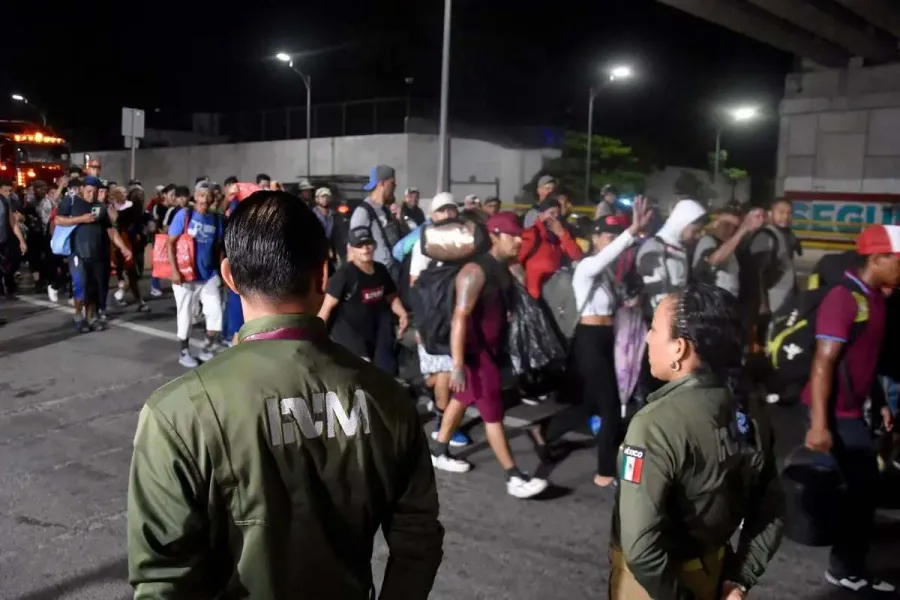 Personas migrantes reciben alimentos durante su estancia en Tapachula