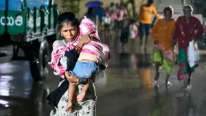Oleaje y lluvias en la costa oriental de India ante el ciclón Arnab