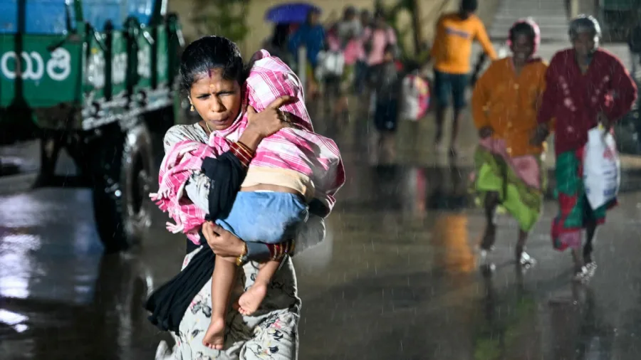 Oleaje y lluvias en la costa oriental de India ante el ciclón Arnab