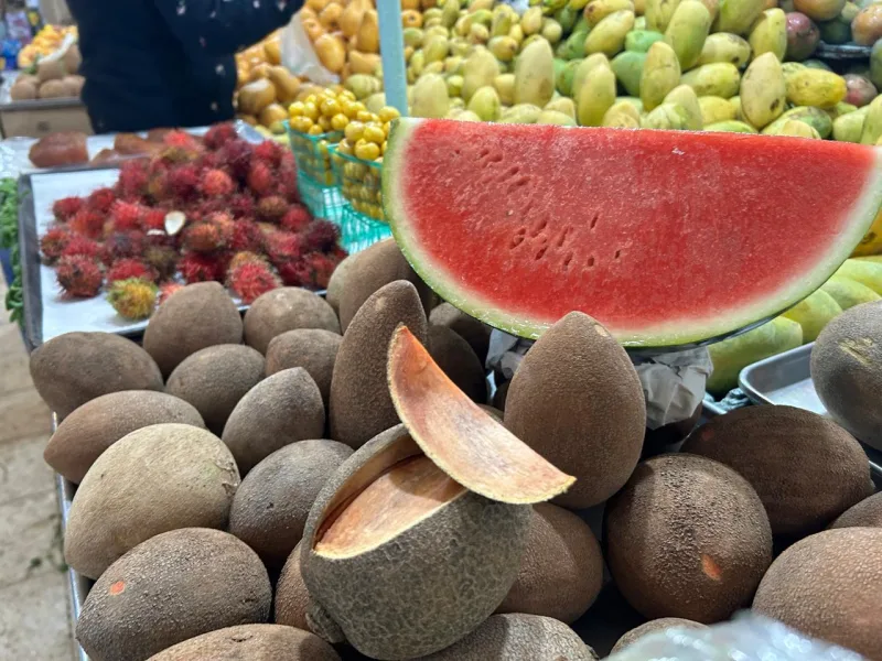 Puesto de frutas y verduras en un mercado de México