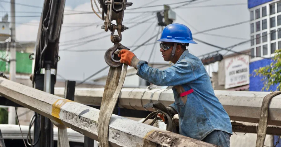 Trabajador realiza labores en infraestructura eléctrica