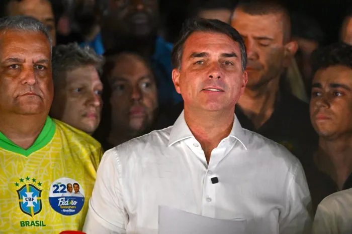 Flávio Bolsonaro ofrece una declaración tras la segunda vuelta presidencial en Brasil