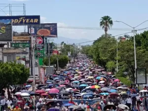 Docentes participan en un bloqueo carretero en Tuxtla Gutiérrez