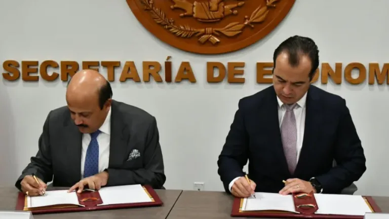 Delegaciones de México e India durante la firma de términos para negociar un acuerdo comercial
