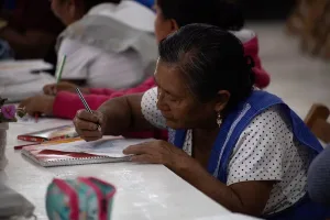 Mujeres indígenas participan en el programa de alfabetización Chiapas Puede
