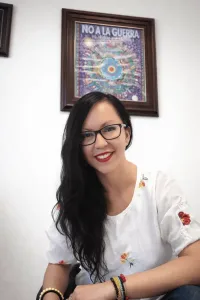 Mujer vinculada al trabajo artesanal con ámbar de Chiapas