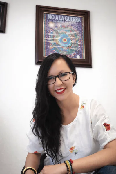 Mujer vinculada al trabajo artesanal con ámbar de Chiapas