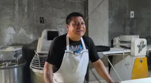 Antonio Velasco prepara pan de muerto artesanal en Tuxtla Gutiérrez