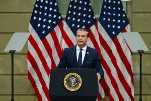 Secretario de Defensa de Estados Unidos Pete Hegseth durante anuncio oficial