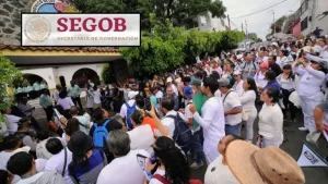 Trabajadores del IMSS durante una movilización por demandas salariales y laborales