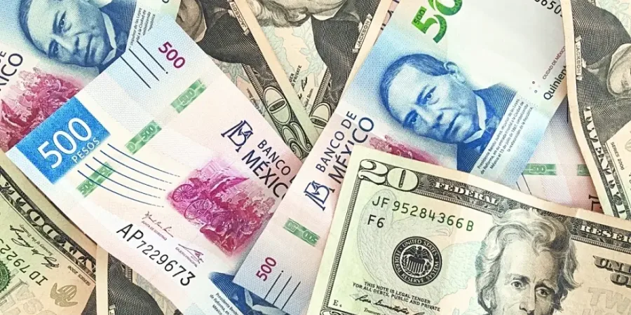 Billetes de dólar y pesos mexicanos durante una jornada cambiaria
