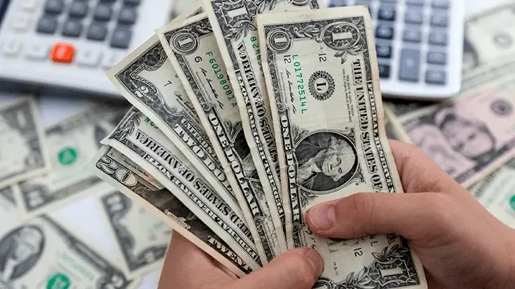 Billetes de dólar que ilustran la cotización del peso mexicano