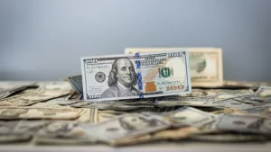 Billetes de dólar durante una jornada de depreciación del peso mexicano