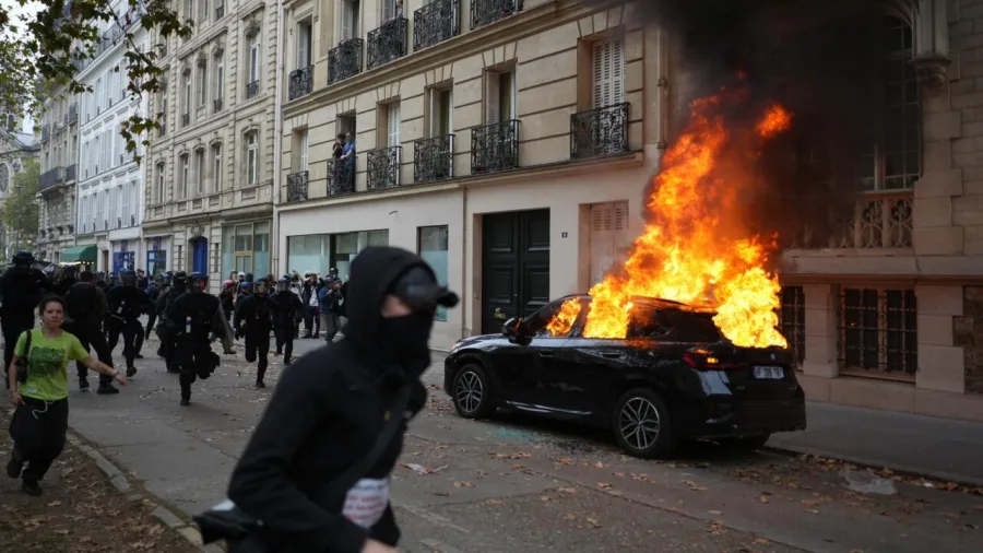 Manifestantes participan en una protesta estudiantil en Francia