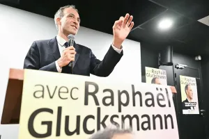 Raphaël Glucksmann durante un acto político en Francia