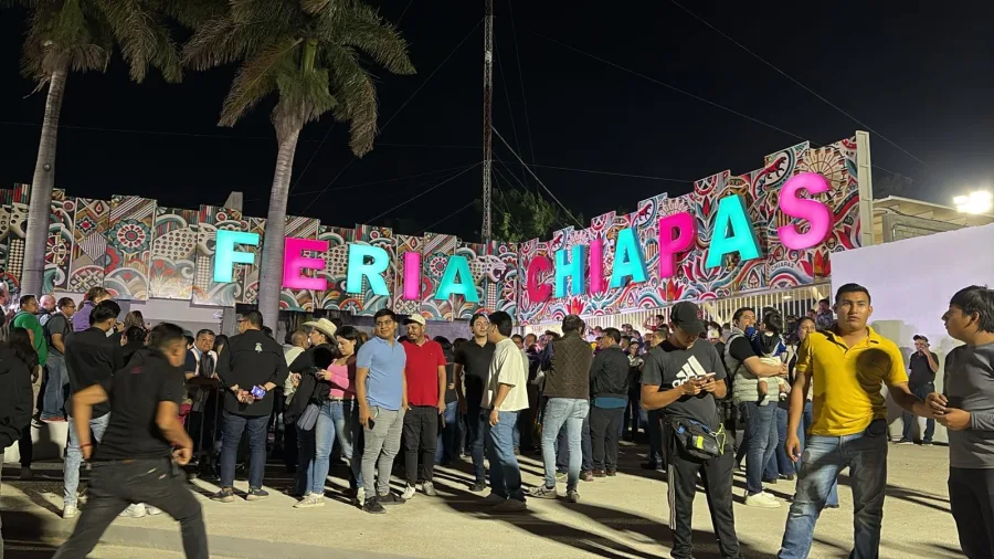 Entrada del recinto ferial de Chiapas durante una edición nocturna