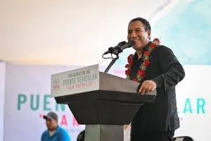 Eduardo Ramírez durante la inauguración del puente vehicular San Patricio